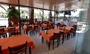 Breakfast, lunch and dinner served