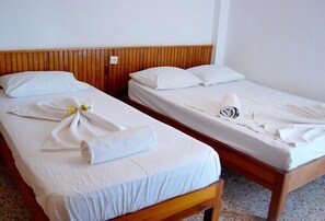 Tabla de planchar con plancha, cunas gratuitas y ropa de cama