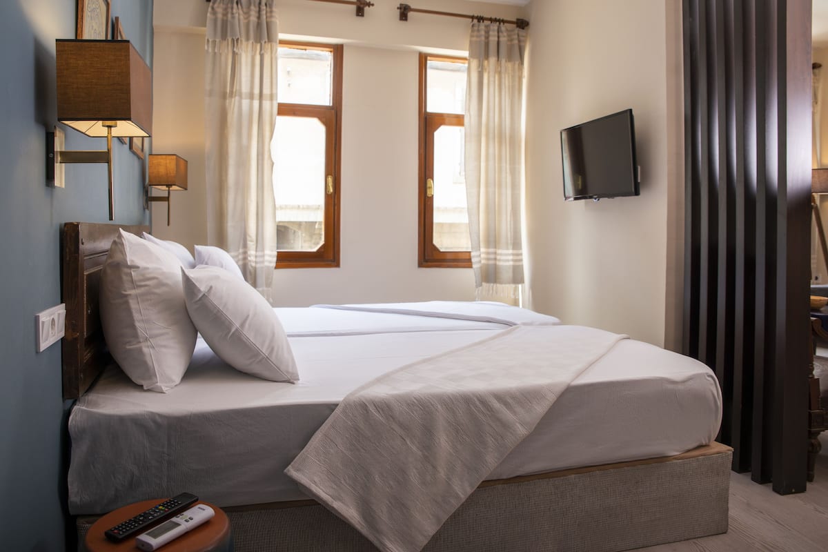 Superior Double Room Orontes | Betten mit Memory-Foam-Matratzen, Minibar, Zimmersafe