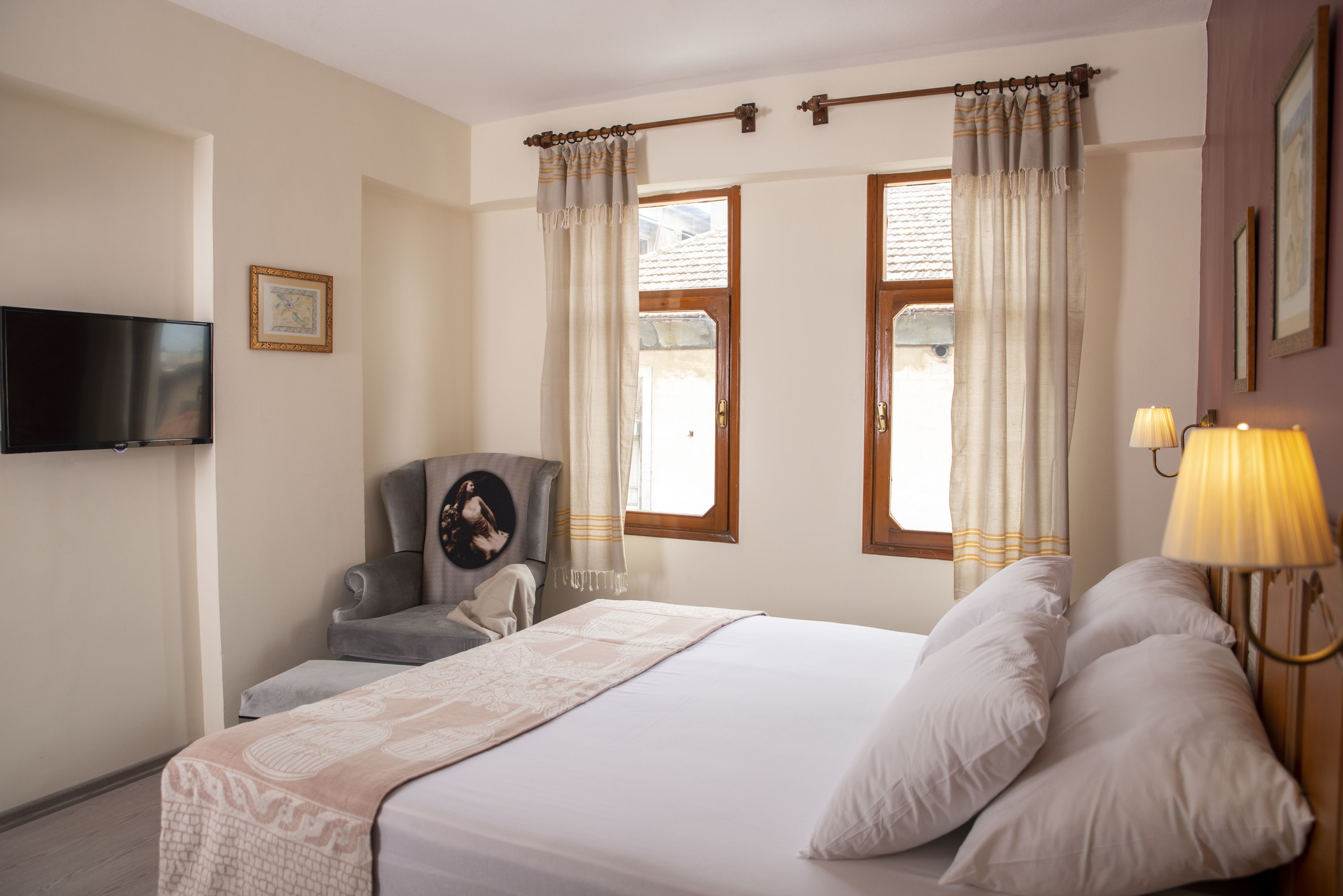 Family Quadruple Room Antioch | 거실 공간 | LCD TV