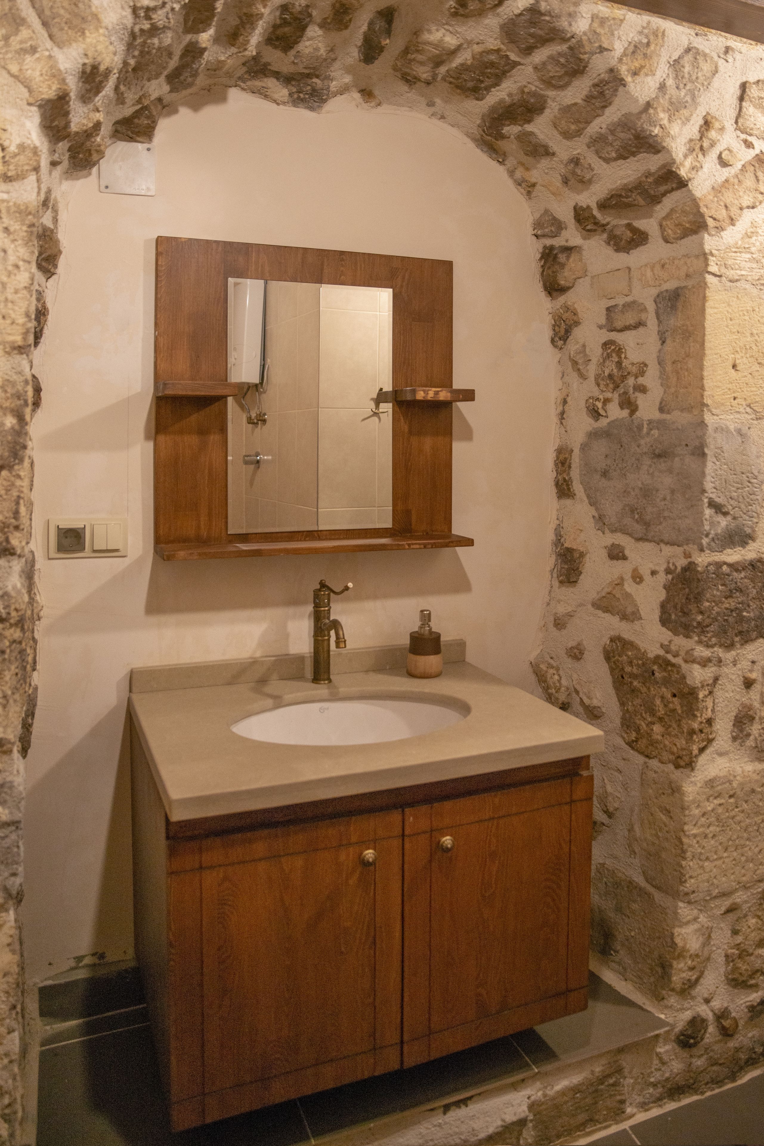 shower, free toiletries, hair dryer, slippers