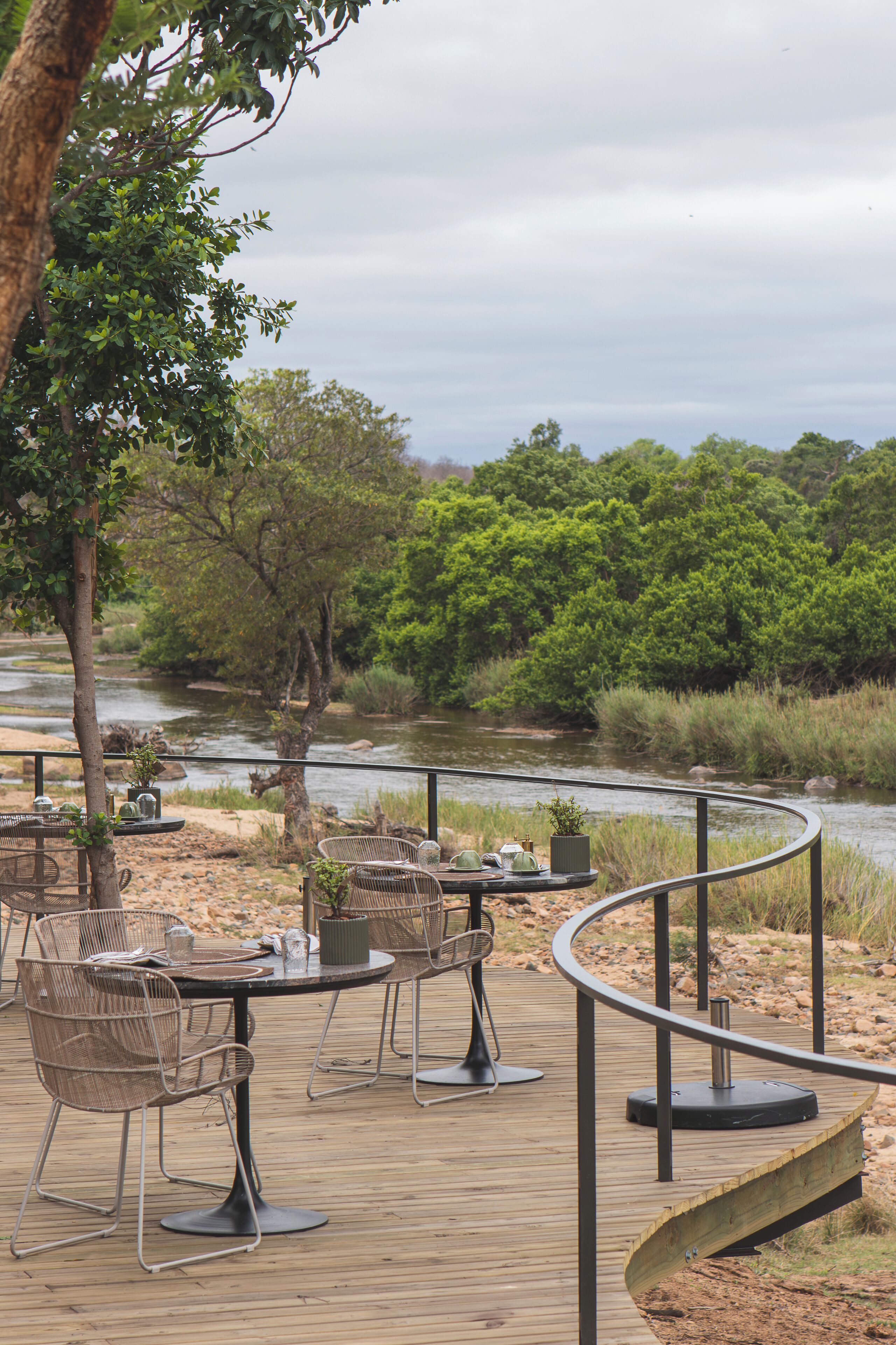 供應早餐、午餐、晚餐；本地及多國菜