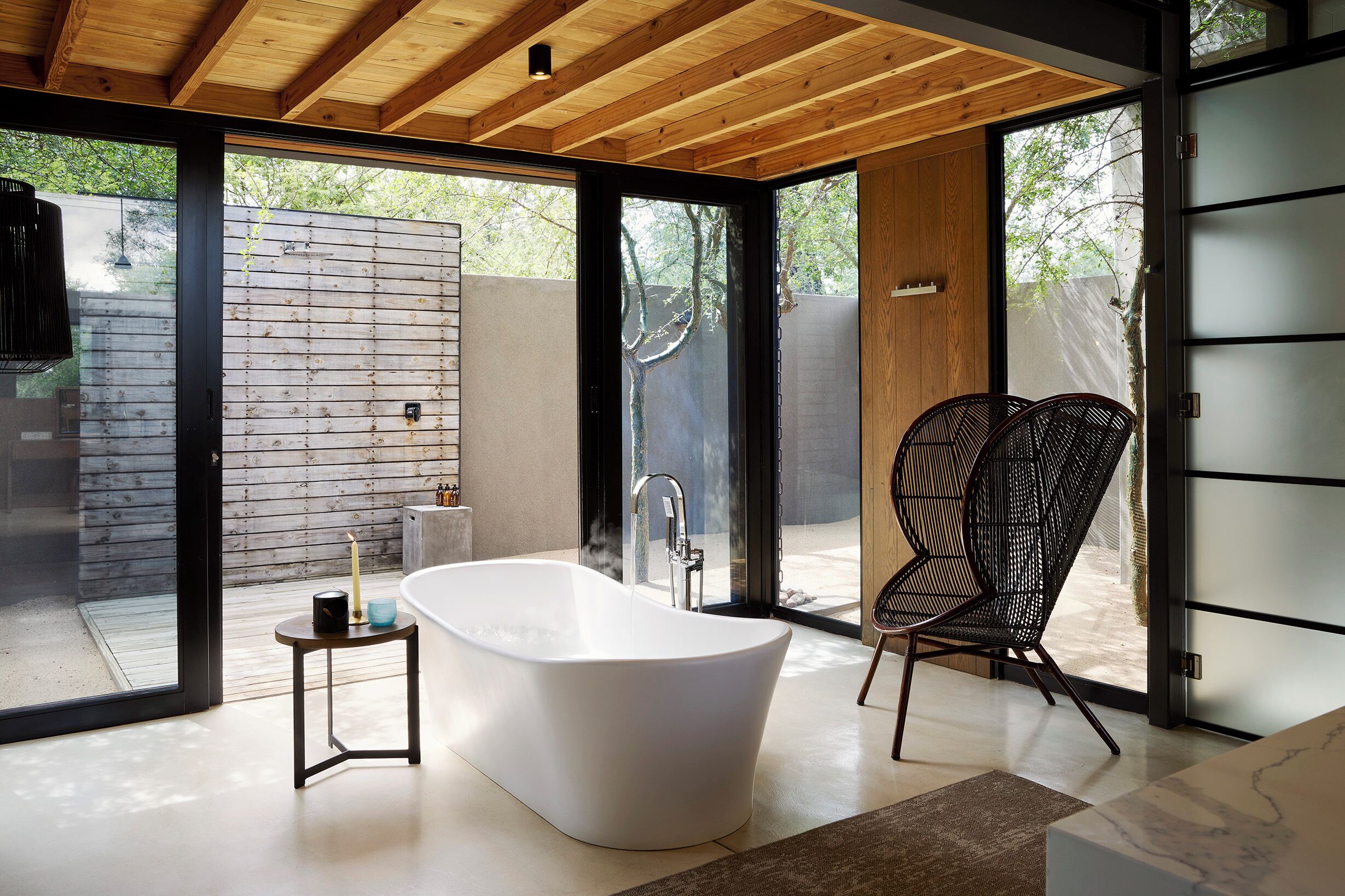 别墅 | 浴室 | 独立的浴缸和淋浴、深泡浴缸、大花洒淋浴喷头、环保洗浴用品