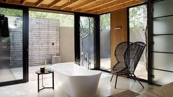 Huvila | Kylpyhuone | Erillinen kylpyamme ja suihku, syvä kylpyamme, sadesuihkupää