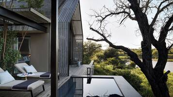 Suite (Ivory Lodge) | Peralatan tempat tidur premium, item bar mini percuma