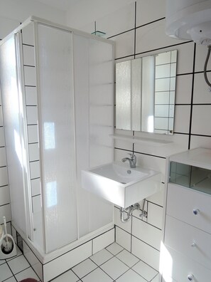Apartment (3) | Bathroom shower - Apartments Mermaid (Malinska-Dubasnica)