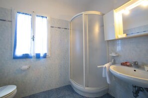 Apartment, 2 Bedrooms | Bathroom | Shower, hair dryer, bidet, towels