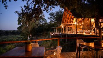 Fachada de la propiedad por la tarde o noche