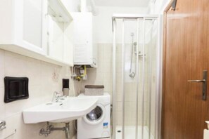 Apartemen, 1 kamar tidur | Kamar mandi | Shower, pengering rambut, handuk, dan sampo