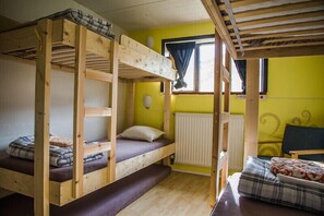 이코노미 쿼드룸, 공용 욕실 | 각각 다른 스타일의 인테리어, 각각 다르게 가구 비치, 암막 커튼, 무료 WiFi