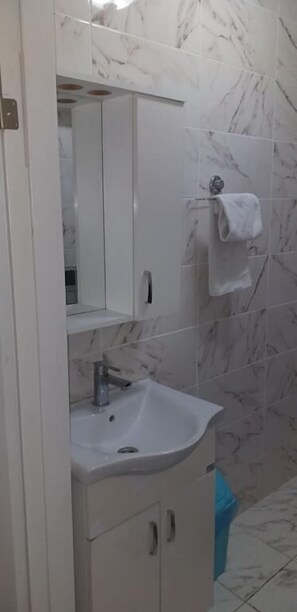 Bathroom sink - Blue Tower Suit Hotel (Istanbul)