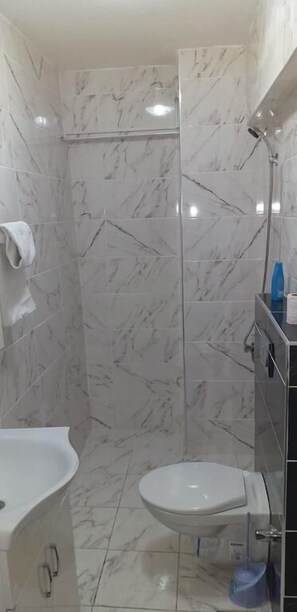 Quarto conforto | Banheiro | Chuveiro, produtos de toalete grátis, secador de cabelo, chinelos