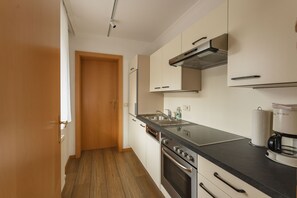Een koelkast, een magnetron, een oven, een vaatwasser