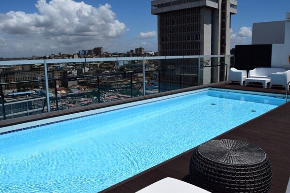 Outdoor pool, sun loungers - ONOMO Hotel Maputo (Maputo)