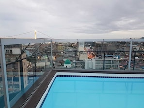 Piscina externa, espreguiçadeiras