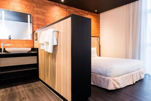 In-room safe, desk, laptop workspace, free WiFi - ONOMO Hotel Maputo (Maputo)