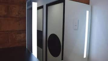 Ducha, artículos de tocador gratuitos, secador de pelo, toallas