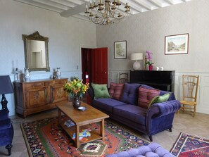 Lobby sitting area - Manoir de Conjon (Crouay)
