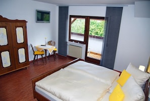 Habitación con 1 cama matrimonial o 2 individuales, balcón | Wifi gratis y ropa de cama 