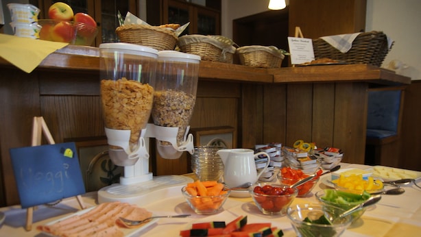 A buffet table with various food items and a sign indicating 'Veggi'. - Gasthof Schumacher - Hotel garni (Freudenberg)