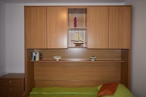 2 bedrooms, soundproofing, free WiFi, bed sheets