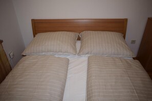 2 bedrooms, soundproofing, free WiFi, bed sheets