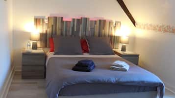 Habitación doble | Decoración personalizada, muebles diferentes y cortinas blackout