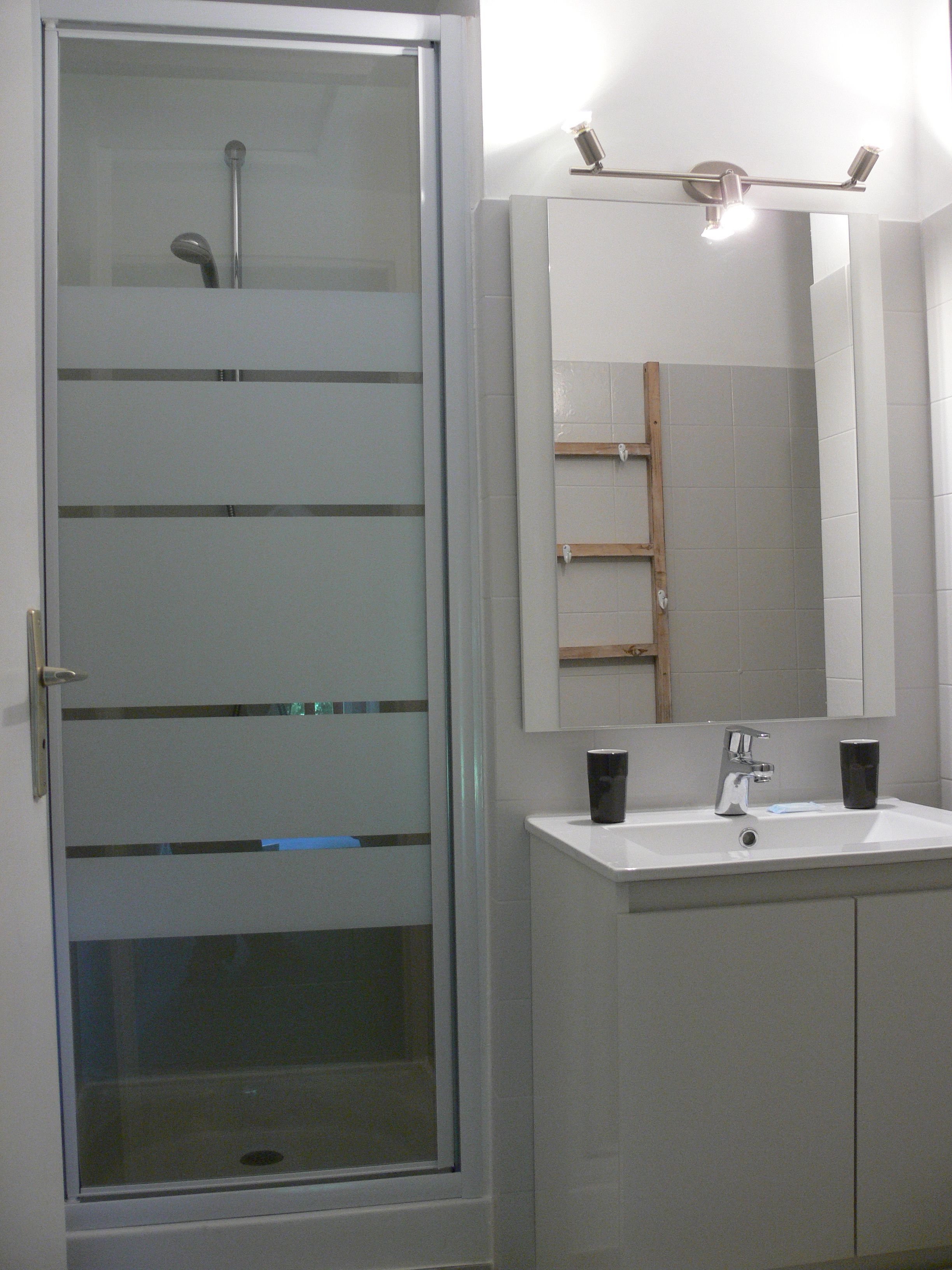 Suite Familiale | Salle de bain | Douche, sèche-cheveux, serviettes fournies