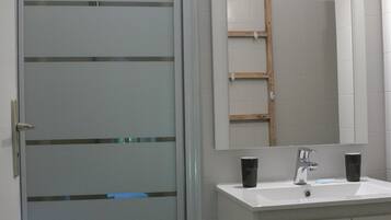 Suite Familiale | Salle de bain | Douche, sèche-cheveux, serviettes fournies