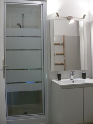 Familien-Suite | Badezimmer | Dusche, Haartrockner, Handtücher