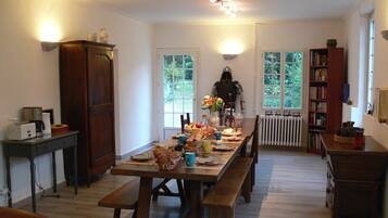 Menyajikan masakan daerah