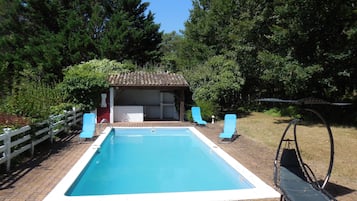 Alberca al aire libre por temporada y sombrillas en la alberca