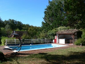 Piscine extérieure (ouverte en saison), parasols de plage