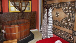 Quarto casal lua de mel, banheira de imersão | Wi-Fi de cortesia, roupa de cama