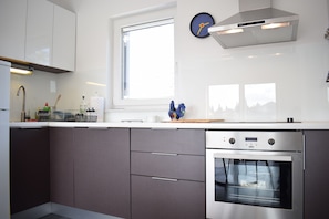 Appartement (2) | Privékeuken | Een koelkast, een microgolfoven, een oven, een kookplaat