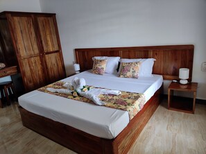 Standaard tweepersoonskamer, 1 kingsize bed | 1 slaapkamer, bedden met traagschuimmatras, een kluis op de kamer