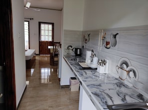 Refrigerador, horno, placa de cocina, cafetera/tetera