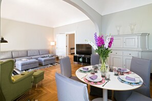 Appartement, 2 chambres | Salle de séjour | Télévision à écran plat