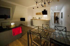 Apartamento | Cocina privada | Frigorífico grande, horno, placa de cocina y lavavajillas