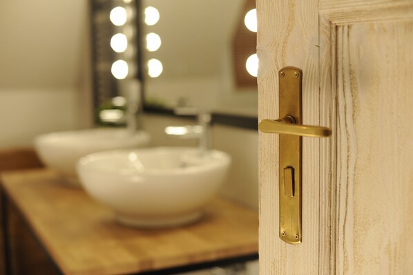 Tabla de planchar con plancha, wifi gratis y ropa de cama 