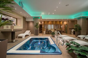 Sauna, tina de hidromasaje, baño de vapor y tratamientos corporales 