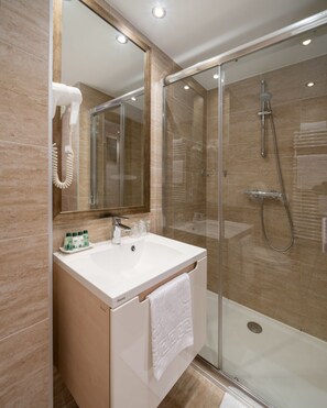 Comfort Double or Twin Room | Bathroom | Free toiletries, hair dryer, bathrobes, towels - Bükkös Hotel & Spa (Szentendre)
