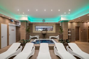 Een sauna, een bubbelbad, een stoombad, lichaamsbehandelingen