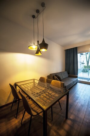 Deluxe Apartment | Desk, laptop workspace, blackout curtains, iron/ironing board - Very Berry - Orzeszkowej 10 - Trade Fair (Poznan)