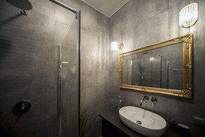 Apartamento Deluxe | Baño | Ducha, artículos de higiene personal gratuitos y secador de pelo