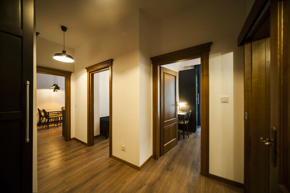 Deluxe-Apartment | Schreibtisch, laptopgeeigneter Arbeitsplatz, Verdunkelungsvorhänge