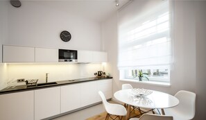 Departamento (Orzeszkowej 14/03) | Cocina privada | Refrigerador, microondas, parrilla de estufa y lavavajillas 