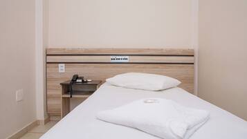 Quarto solteiro | Frigobar, Wi-Fi de cortesia