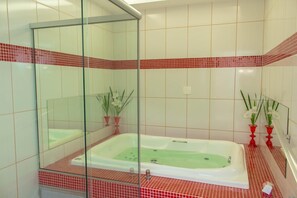 Een douche, handdoeken