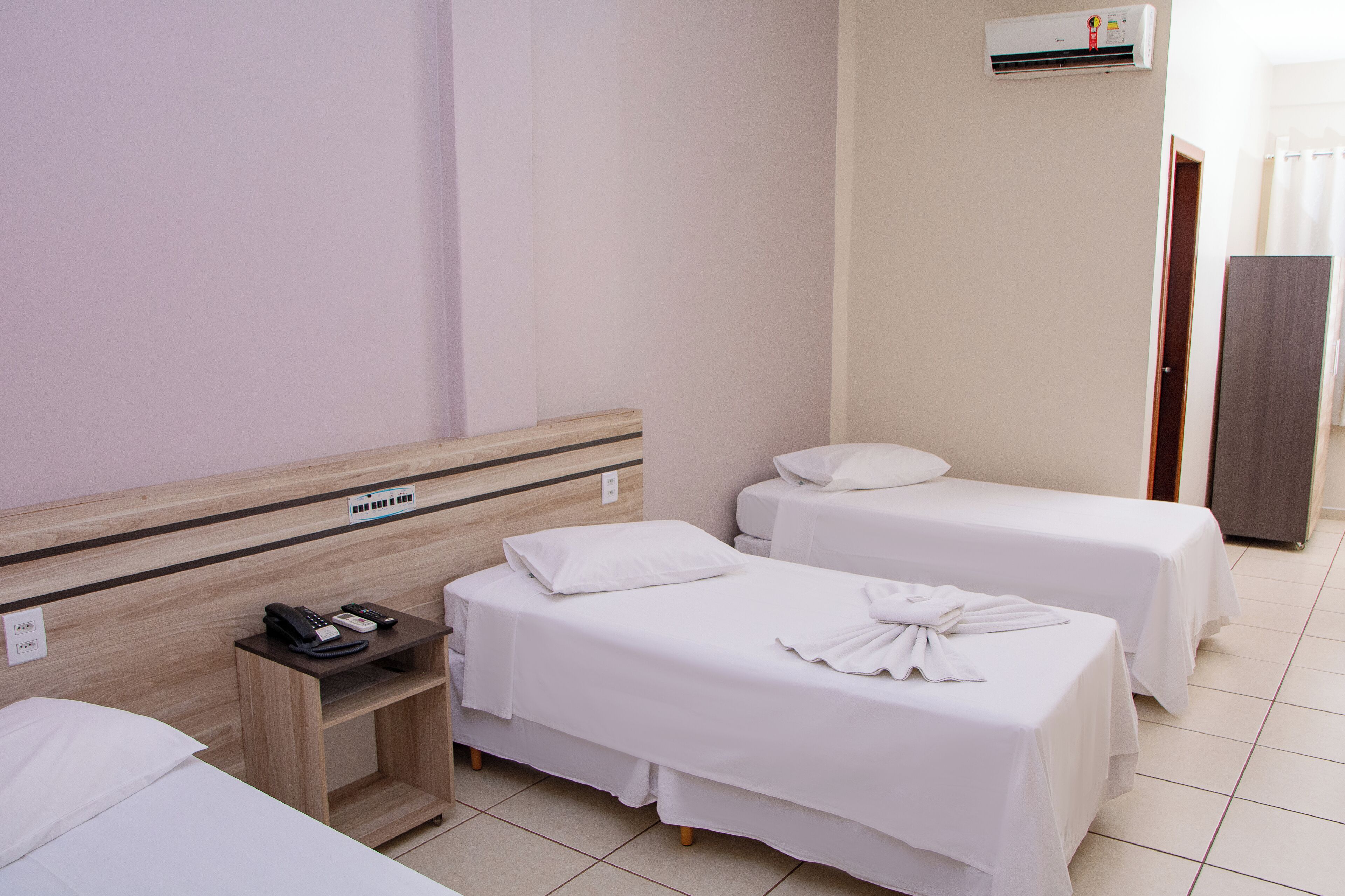 Driepersoonskamer | Een minibar, gratis wifi